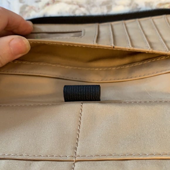 First Issue Wallet - Picture 7 of 8